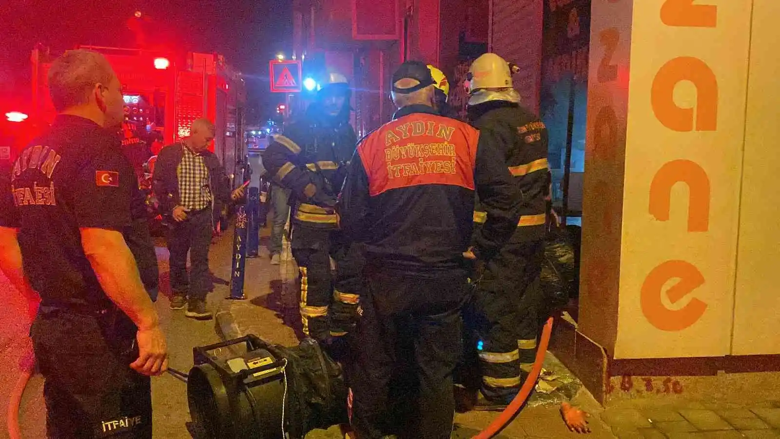 Eczanede çıkan yangın ekipleri seferber etti