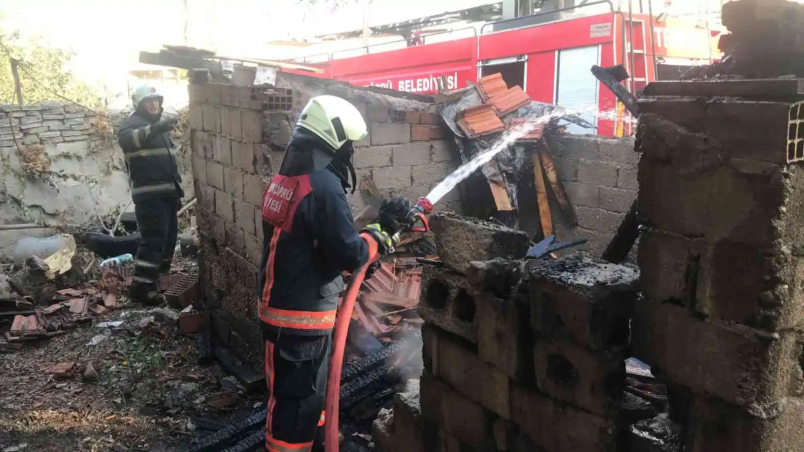 Edirne’de kullanılmayan evin kömürlüğünde yangın çıktı