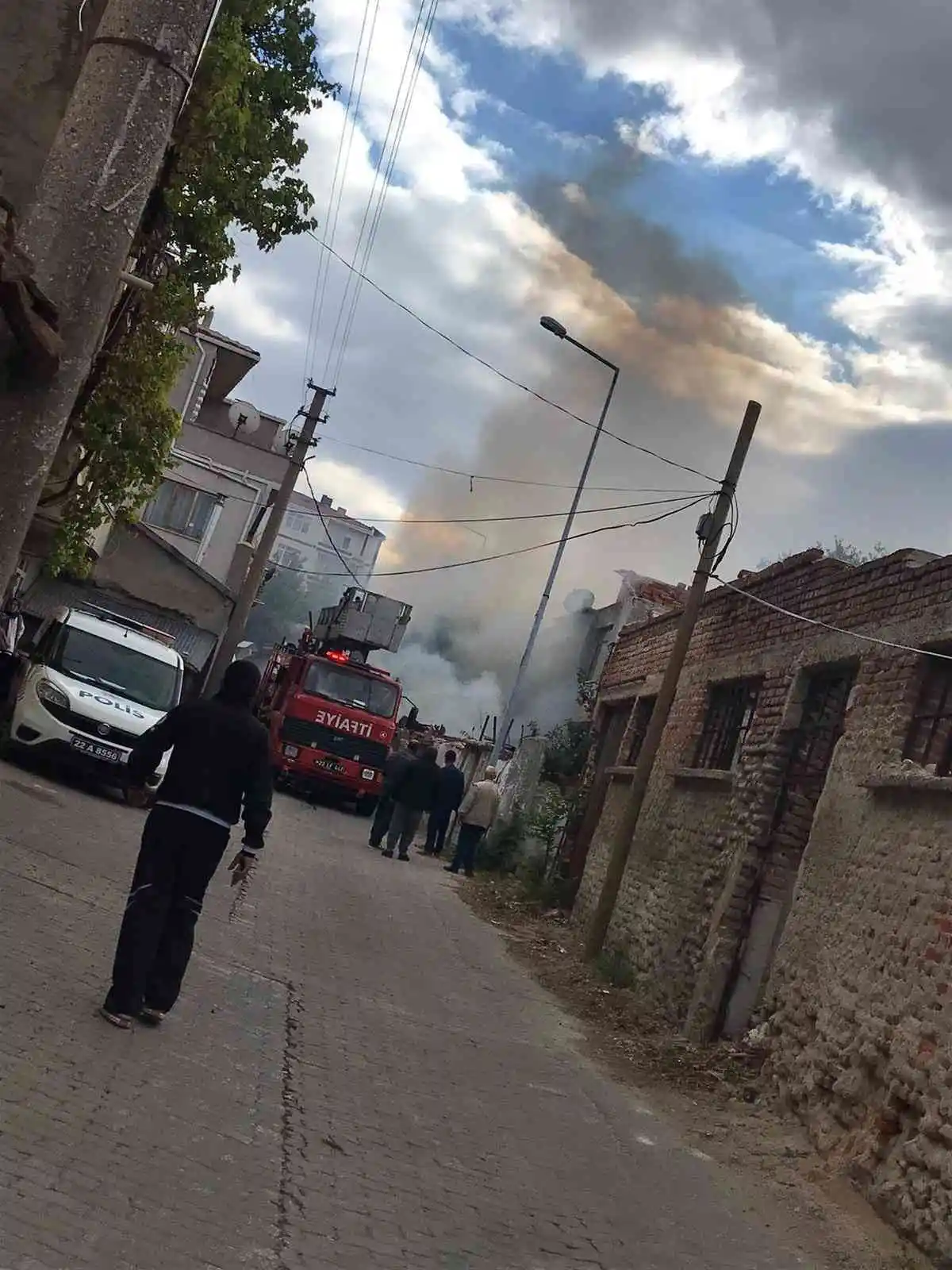 Edirne’de kullanılmayan evin kömürlüğünde yangın çıktı
