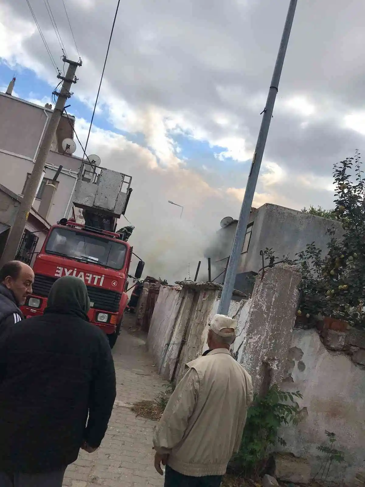 Edirne’de kullanılmayan evin kömürlüğünde yangın çıktı
