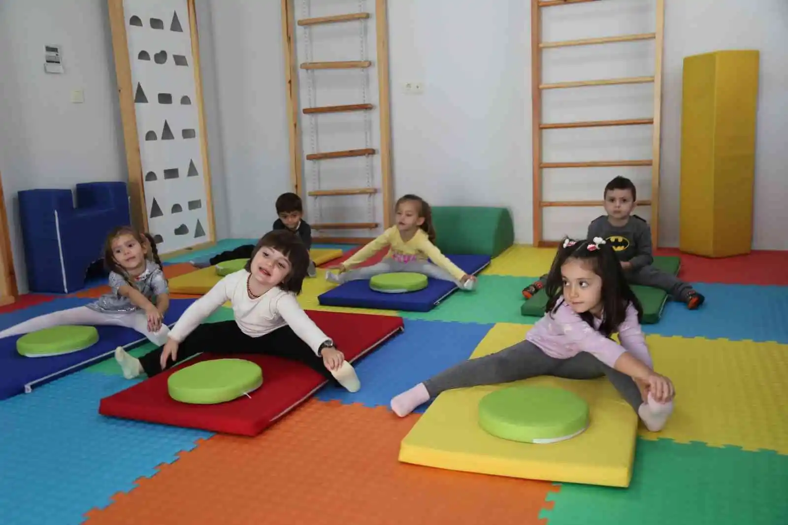 Efeler'in minikleri beden eğitimi ve spor dersine başladı