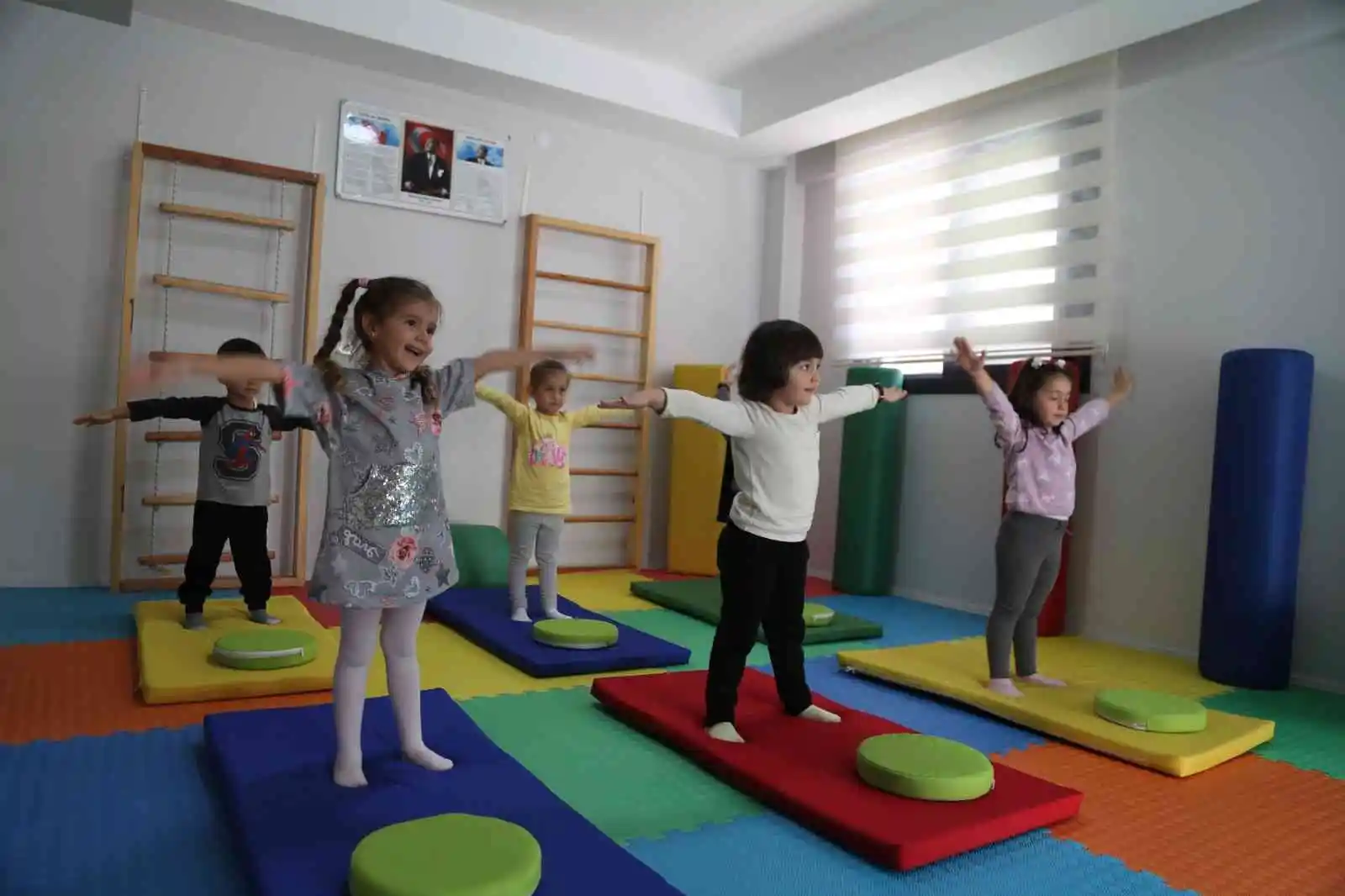 Efeler’in minikleri beden eğitimi ve spor dersine başladı