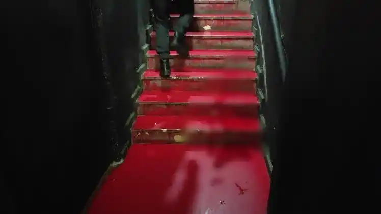 Eğlence mekanında tartıştığı kişiye kurşun yağdırıp kaçtı