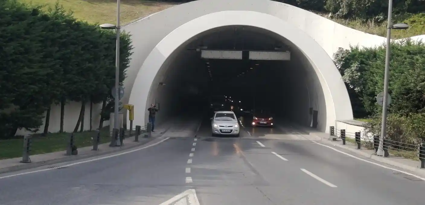 Egzoz kokusuna aldırmadı, zurnasını tünel girişinde çalmaya başladı
