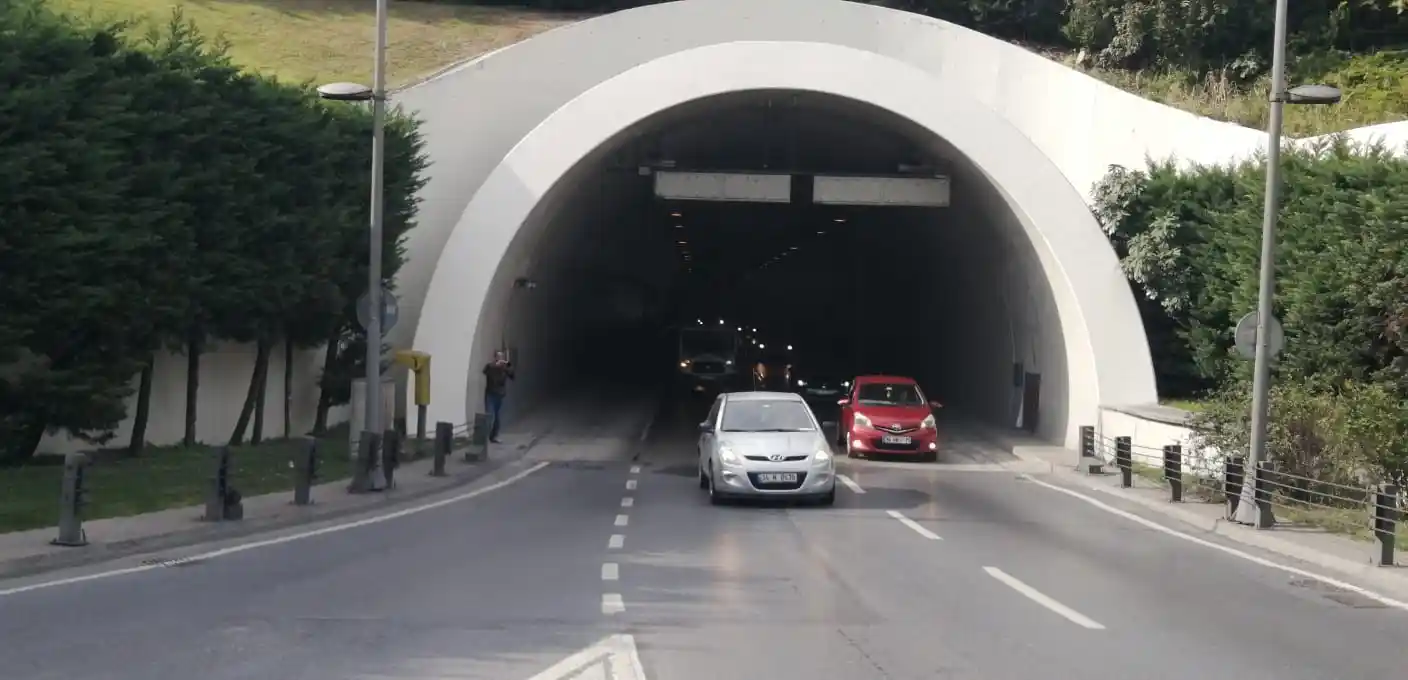 Egzoz kokusuna aldırmadı, zurnasını tünel girişinde çalmaya başladı
