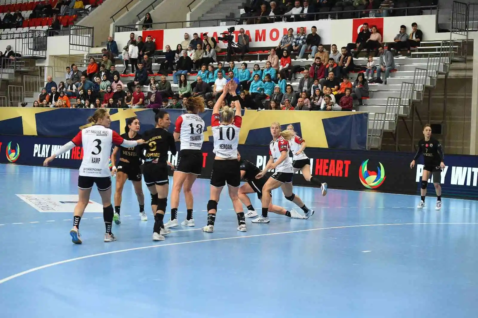 EHF Şampiyonlar Ligi: Kastamonu Belediyespor - Team Esbjerg: 27-43
