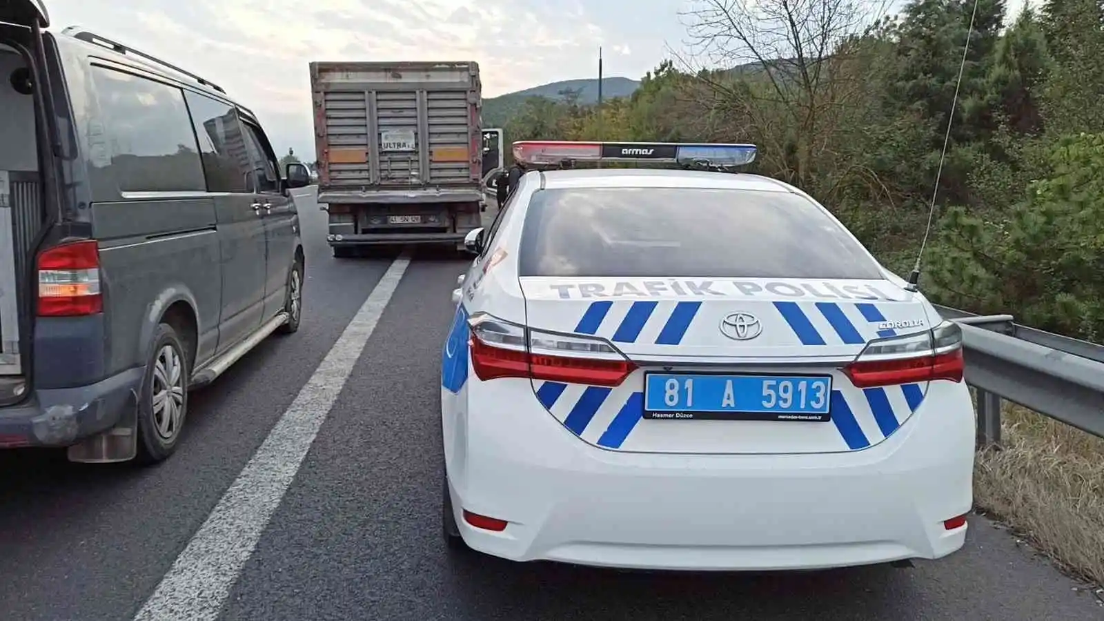 Ehliyetsiz tır sürücüsü kaçtı, lastiklerine ateş edilerek durduruldu