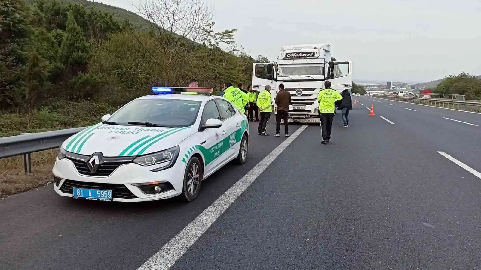 Ehliyetsiz tır sürücüsü kaçtı, lastiklerine ateş edilerek durduruldu