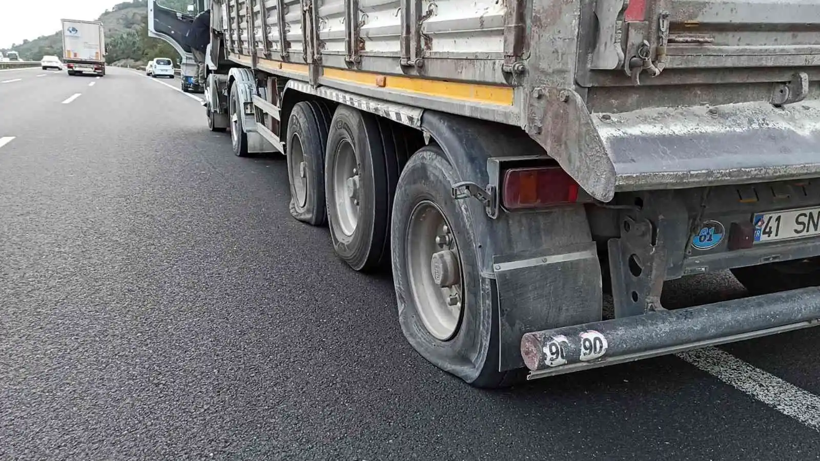 Ehliyetsiz tır sürücüsü kaçtı, lastiklerine ateş edilerek durduruldu
