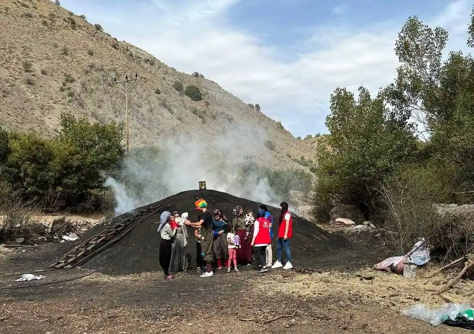 Ekmeklerini ateş ve külden çıkaran Torlakçıların çocukları palyaçoya bürünen ağabeyleriyle mutlu bir gün geçirdi