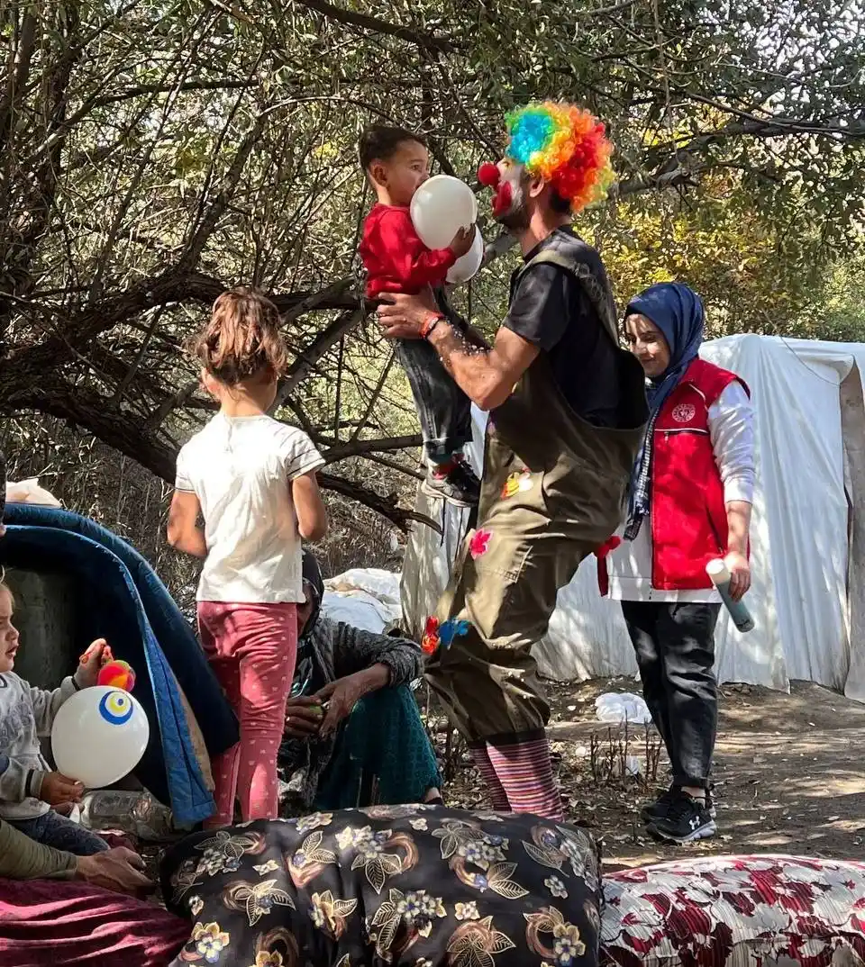 Ekmeklerini ateş ve külden çıkaran Torlakçıların çocukları palyaçoya bürünen ağabeyleriyle mutlu bir gün geçirdi