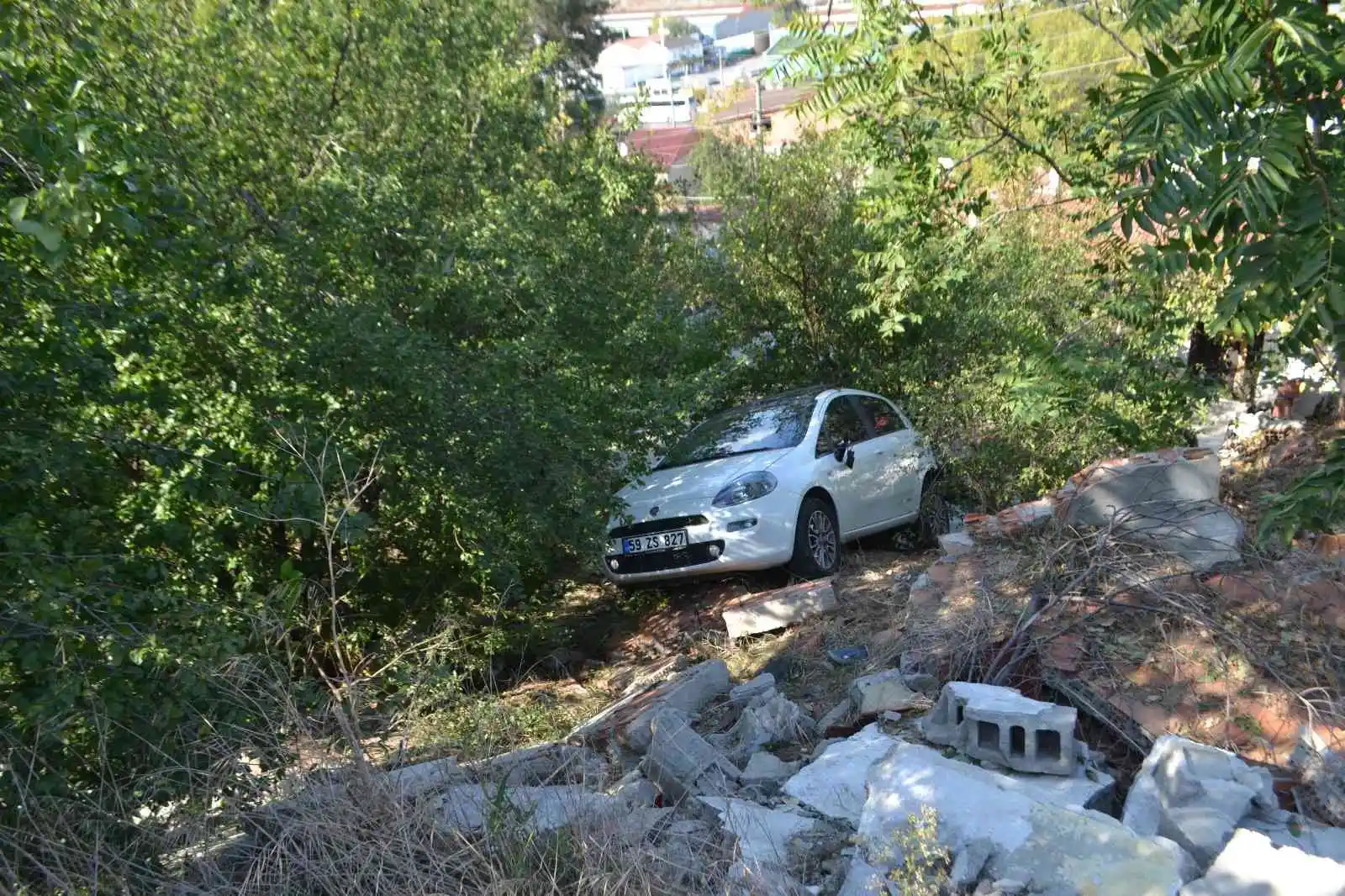 El freni çekilmeyen otomobil yamaç araziye uçtu, ağaçlara çarparak durdu