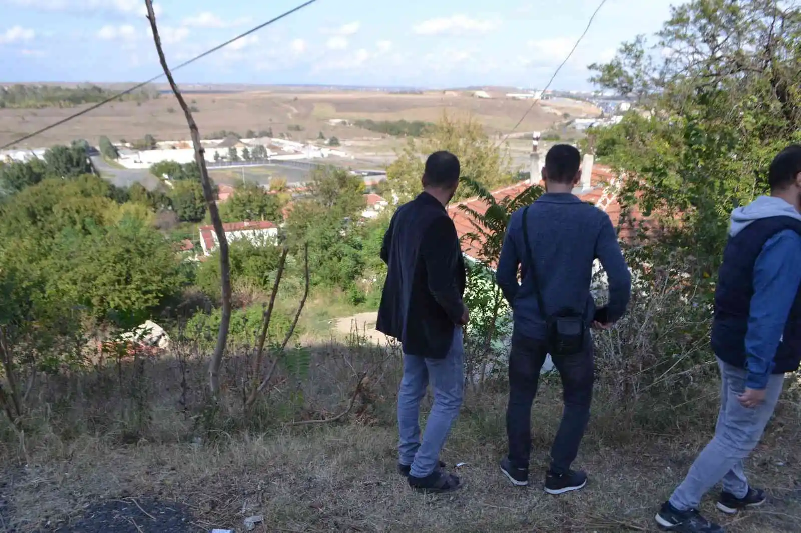 El freni çekilmeyen otomobil yamaç araziye uçtu, ağaçlara çarparak durdu