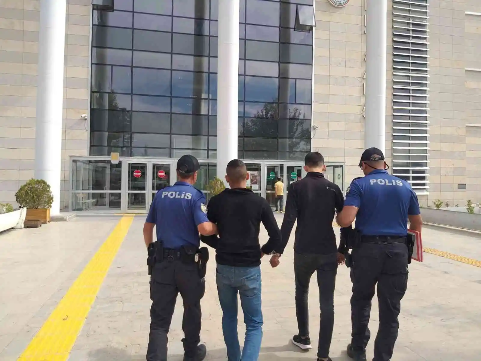 Elazığ'da 38 adet suç kaydı bulunan 2 şüpheli tutuklandı