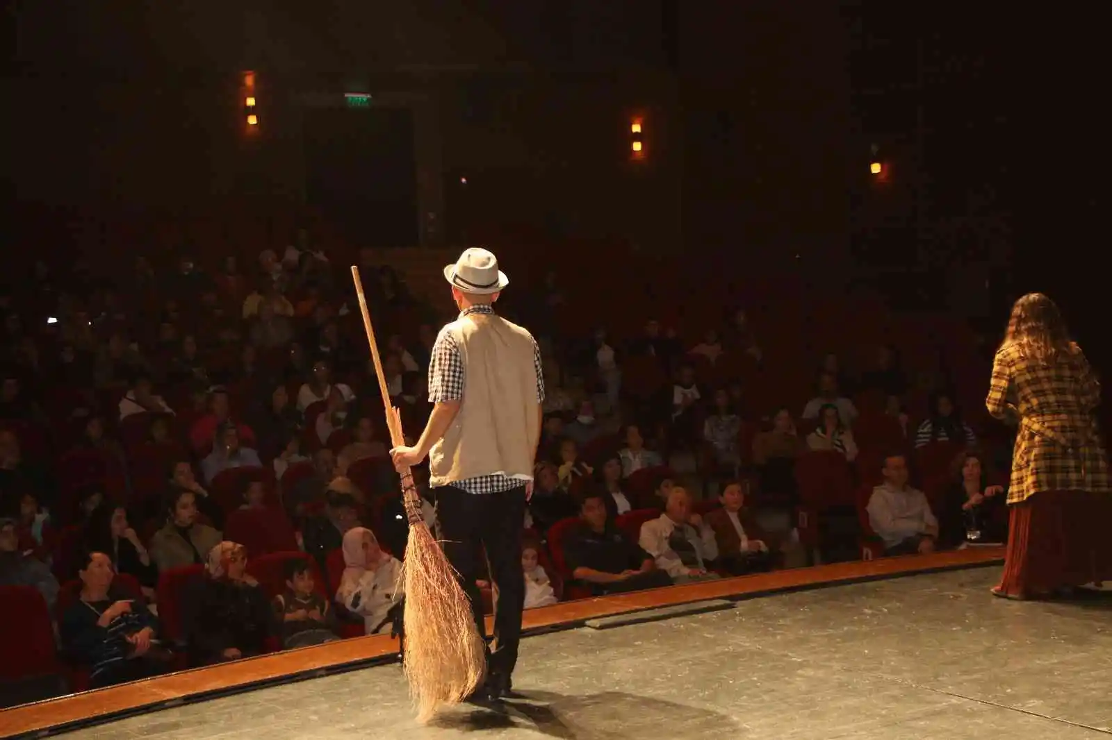 Elazığ’da ’Momo’ adlı çocuk tiyatro oyununa yoğun ilgi
