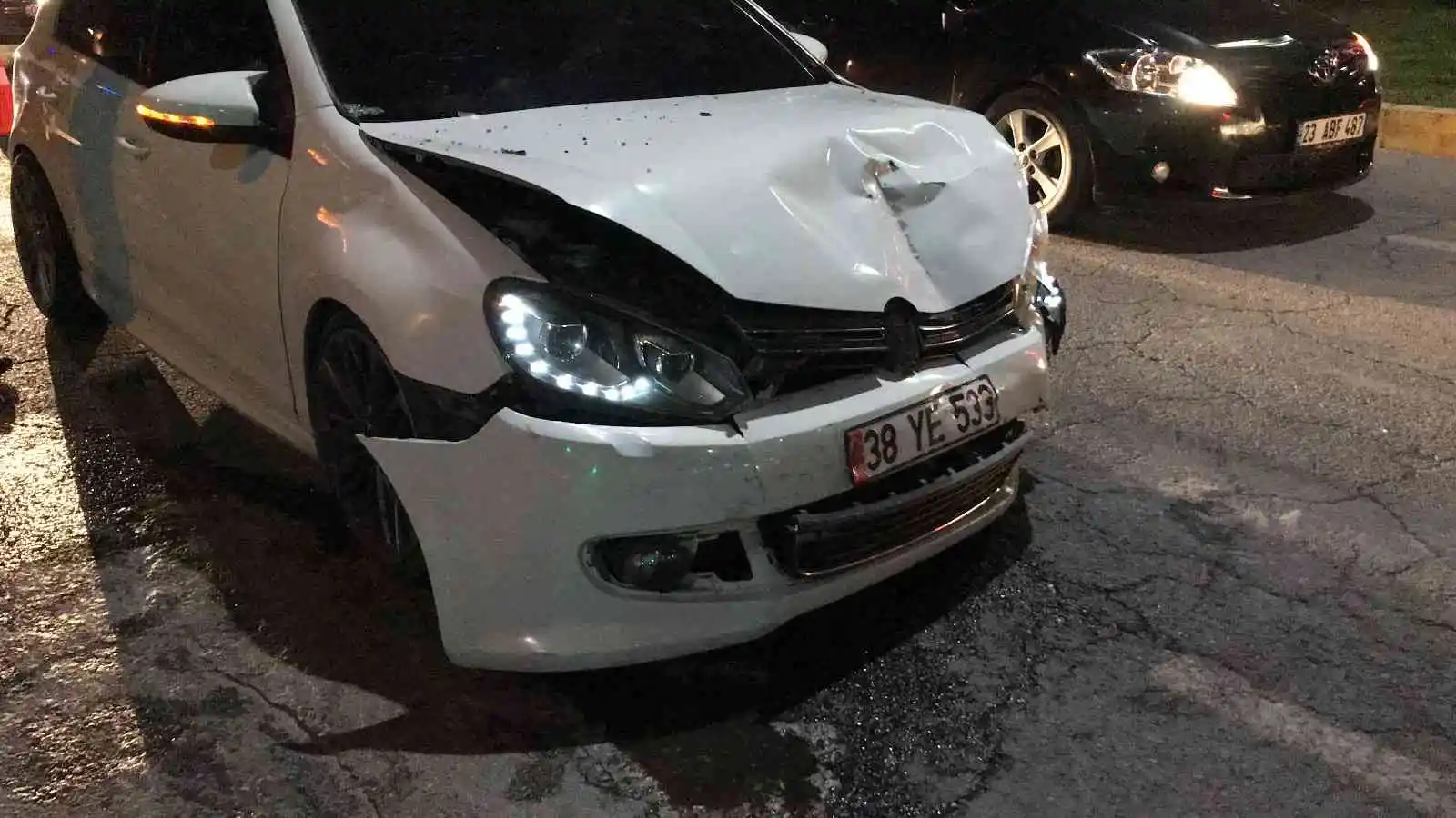 Elazığ’da otomobil ile hafif ticari araç çarpıştı: 3 yaralı
