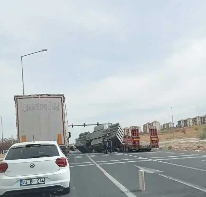 Elazığ'da trafo yüklü tır yan yattı