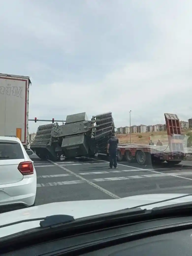 Elazığ’da trafo yüklü tır yan yattı