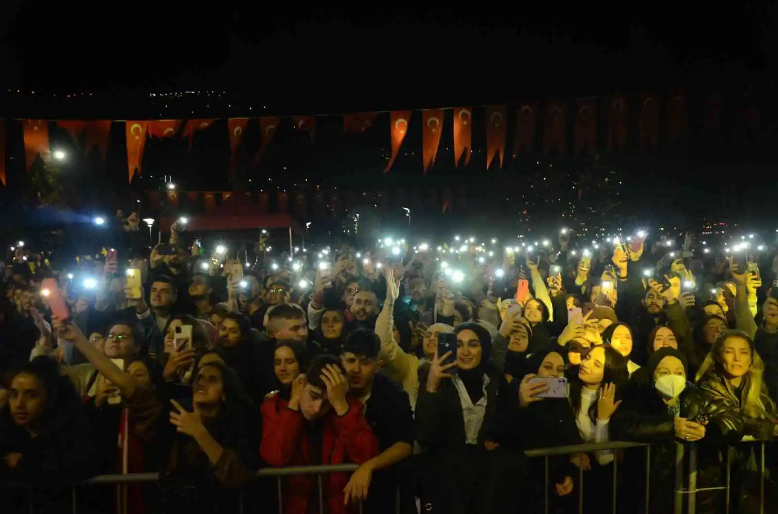 Elif Buse Doğan, Cumhuriyet Bayramı’nda Ordu’da sahne aldı
