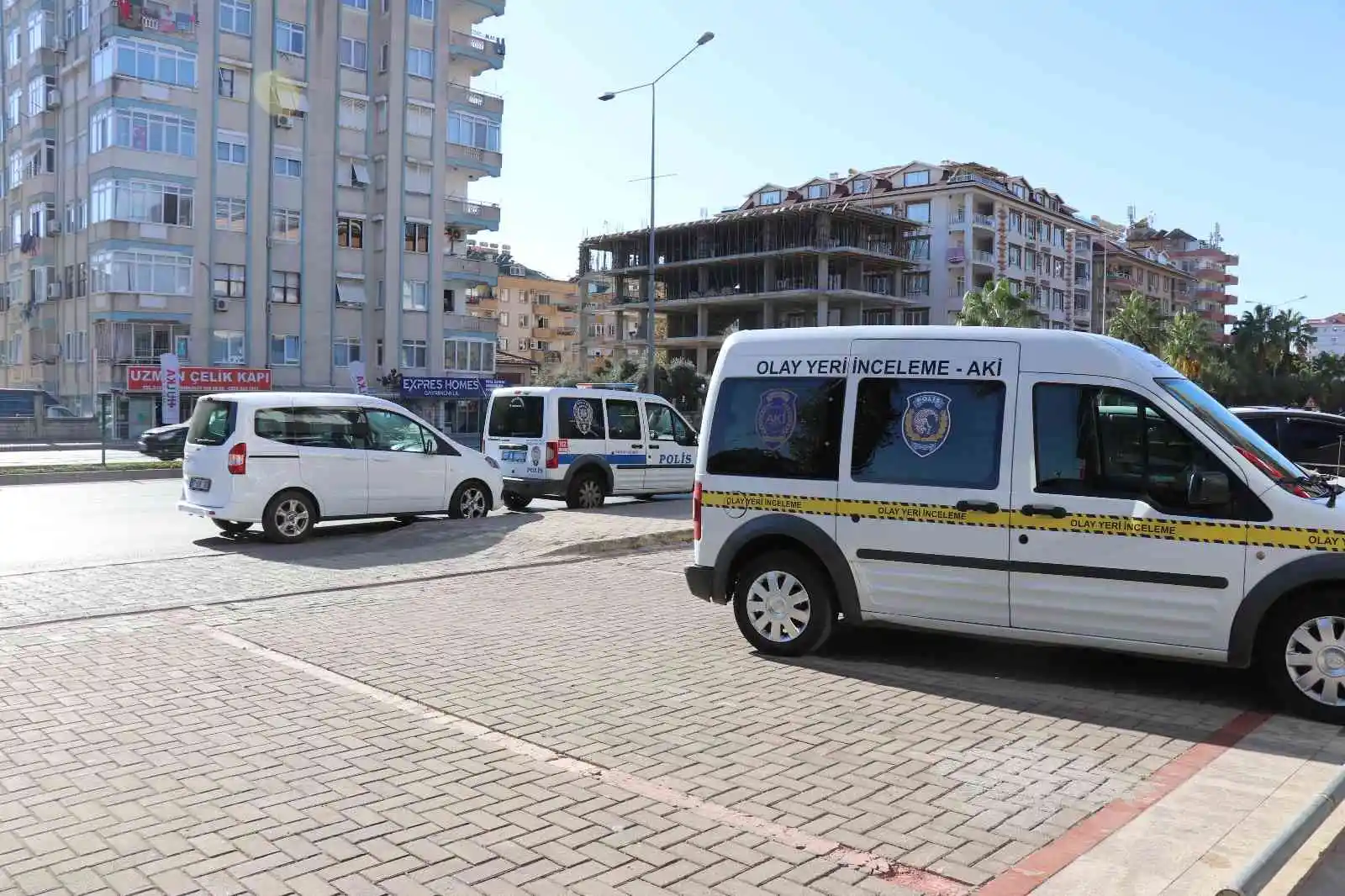 Emekli öğretmen yalnız yaşadığı dairede ölü bulundu