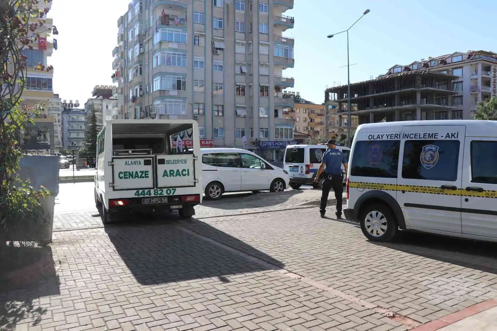 Emekli öğretmen yalnız yaşadığı dairede ölü bulundu
