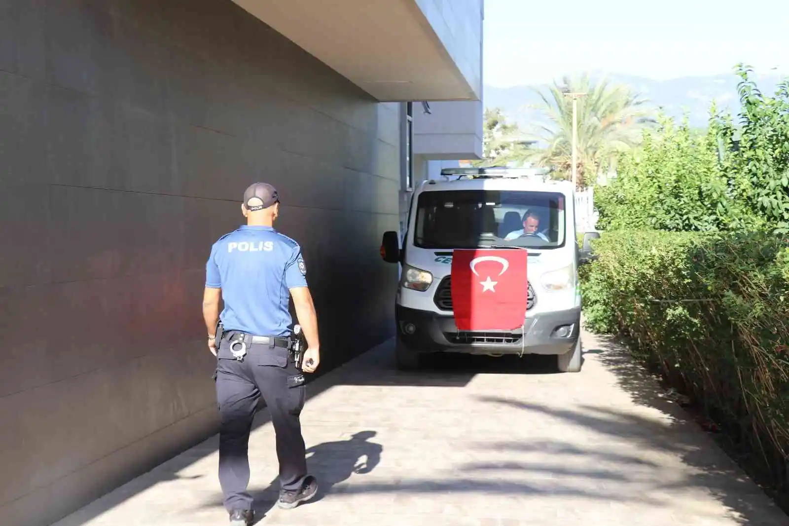 Emekli öğretmen yalnız yaşadığı dairede ölü bulundu