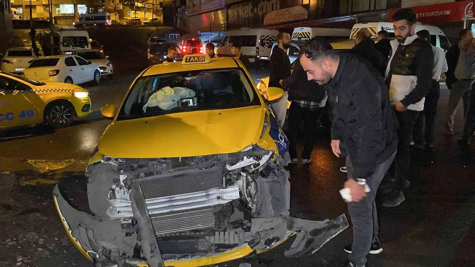 Esenyurt'ta ticari taksiyle otomobil kafa kafaya çarpıştı: 2 yaralı