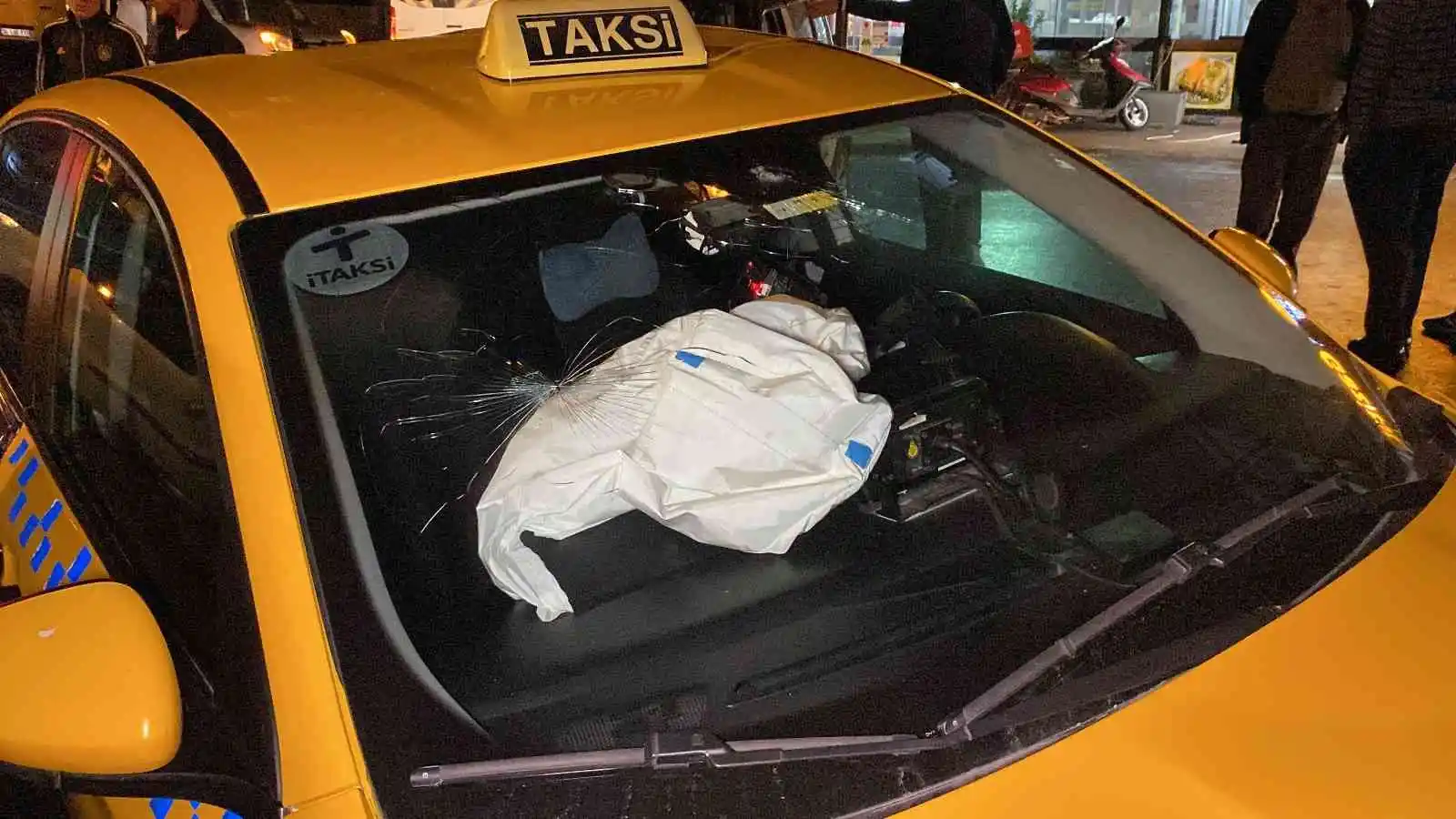 Esenyurt’ta ticari taksiyle otomobil kafa kafaya çarpıştı: 2 yaralı