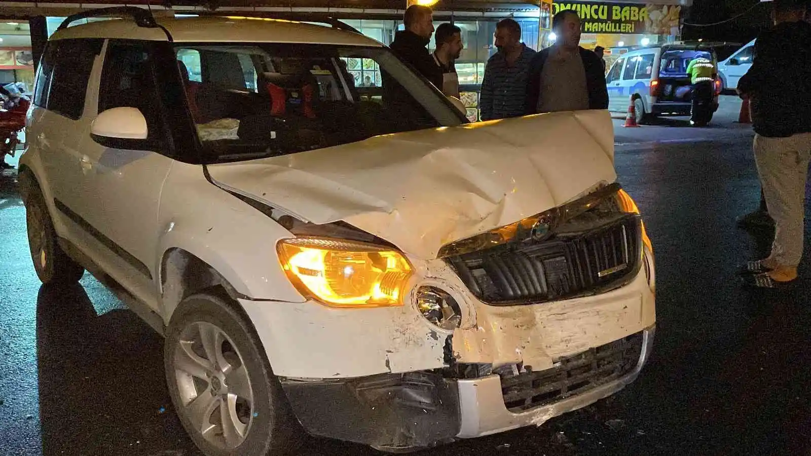 Esenyurt’ta ticari taksiyle otomobil kafa kafaya çarpıştı: 2 yaralı