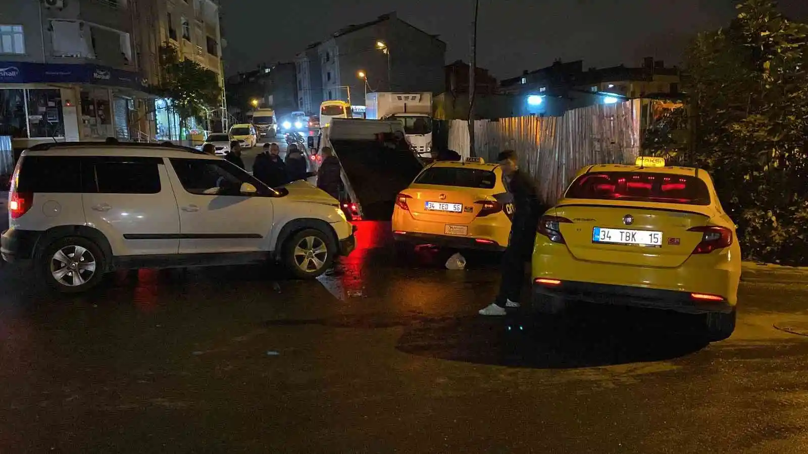 Esenyurt’ta ticari taksiyle otomobil kafa kafaya çarpıştı: 2 yaralı