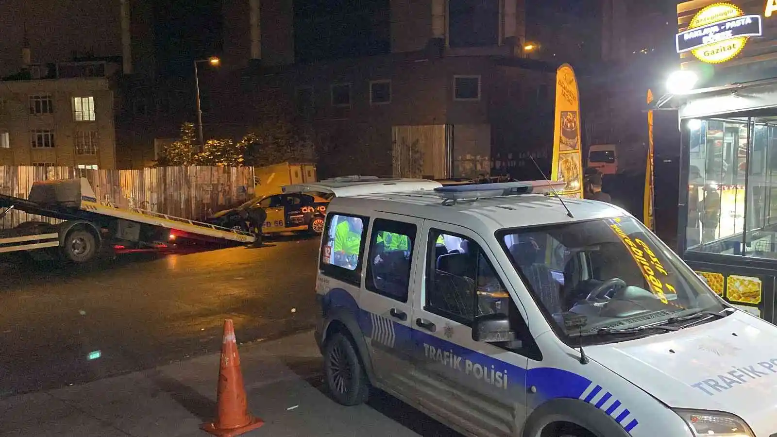 Esenyurt’ta ticari taksiyle otomobil kafa kafaya çarpıştı: 2 yaralı