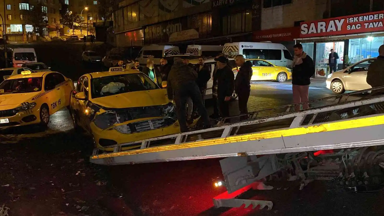 Esenyurt’ta ticari taksiyle otomobil kafa kafaya çarpıştı: 2 yaralı