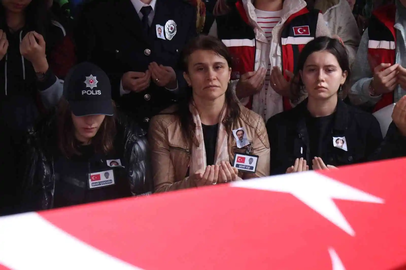 Eşi ve kızlarından şehit polise son bakış
