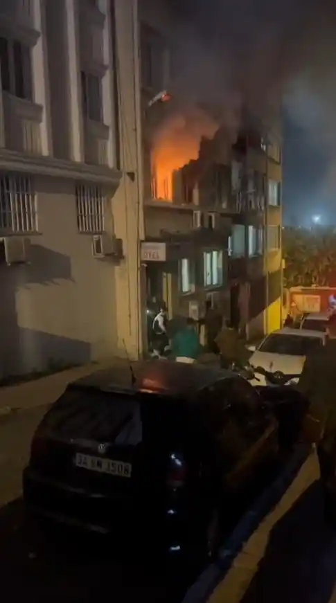Fatih'te korkutan otel yangını: 2 kişi dumandan etkilendi