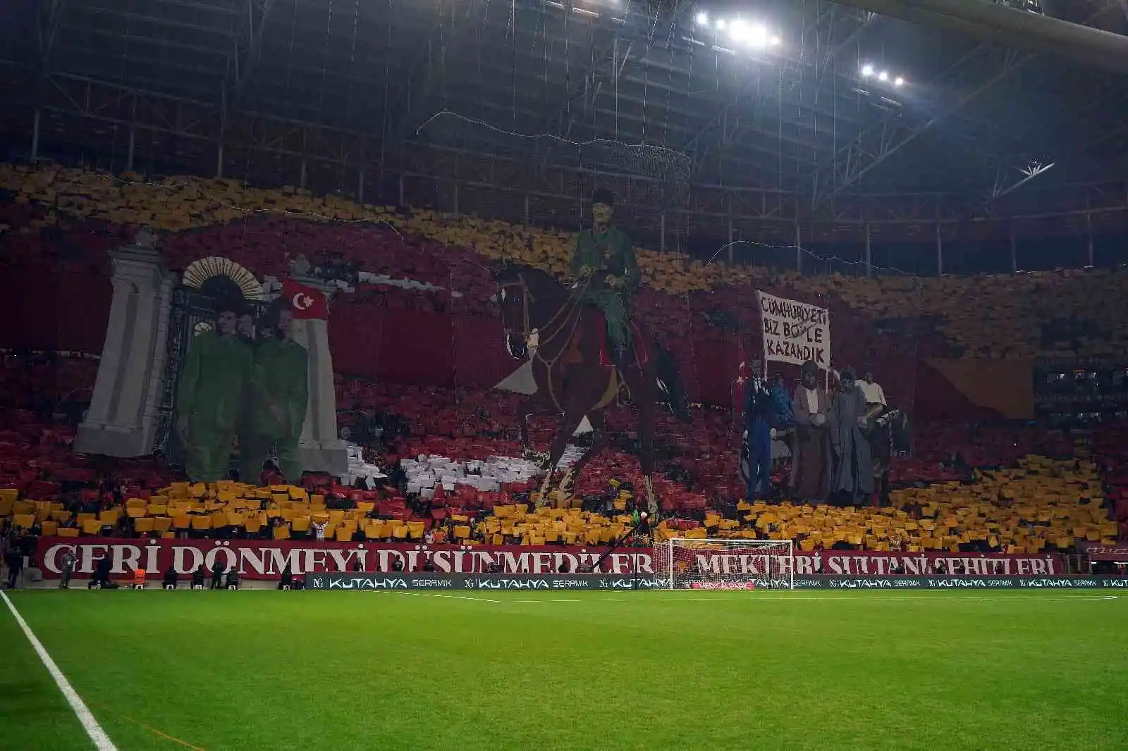 Galatasaray taraftarından Cumhuriyetin 100. yılına özel koreografi
