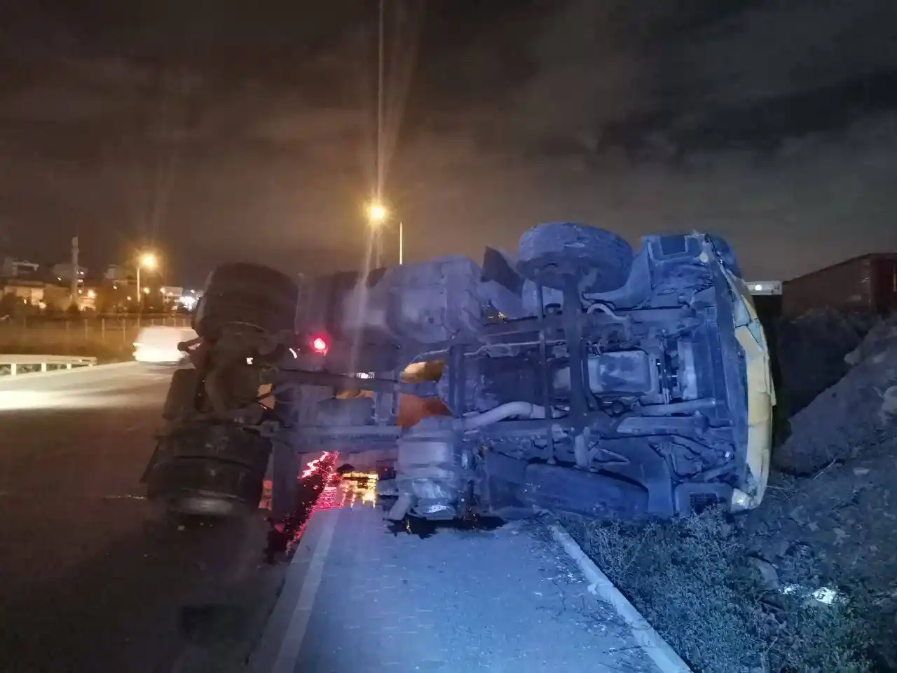 Gebze’de refüje çarpan kamyon yan yattı: 2 yaralı
