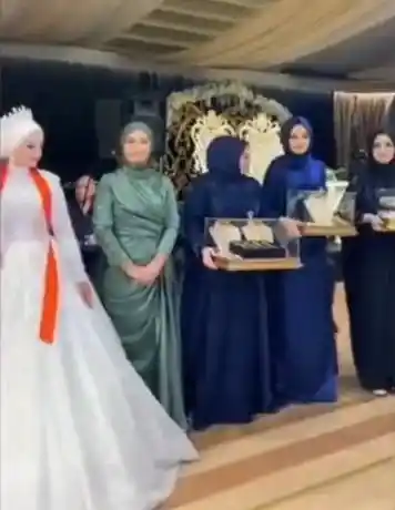 Geline takılan altın ve setlerin görüntüsü dikkat çekti