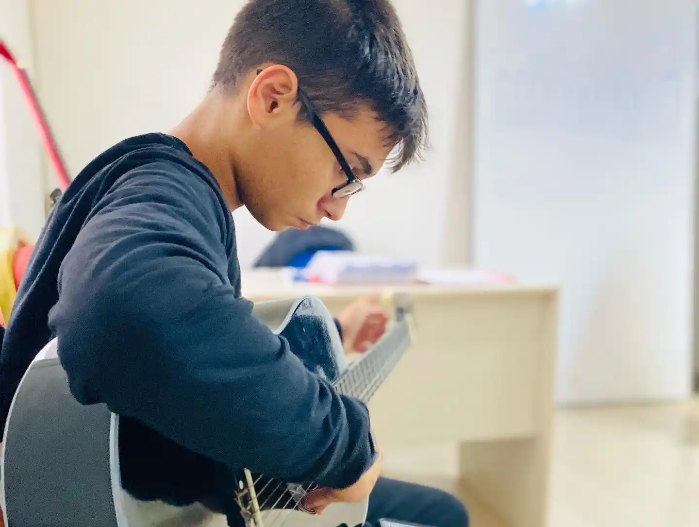 Gençler gitar çalmayı öğreniyor