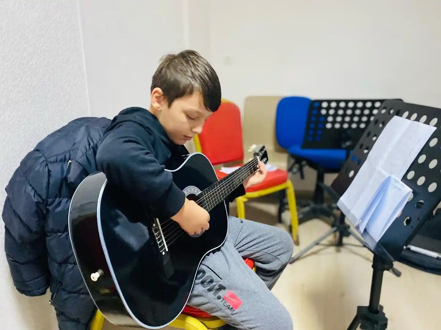 Gençler gitar çalmayı öğreniyor