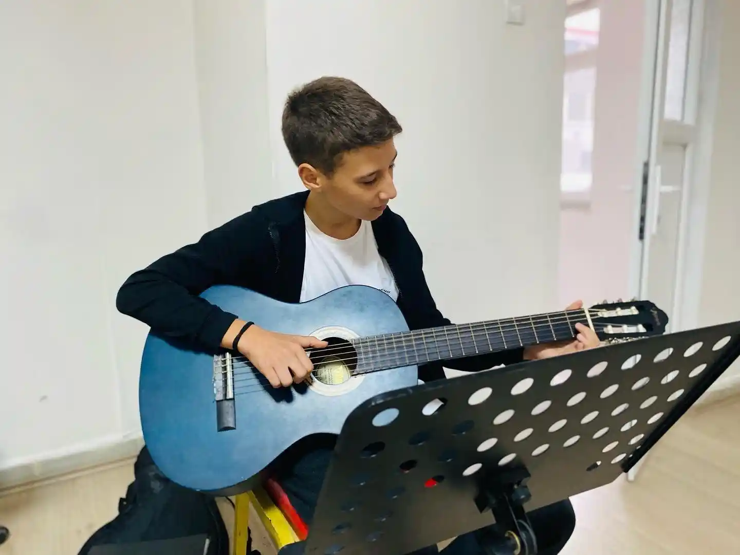 Gençler gitar çalmayı öğreniyor