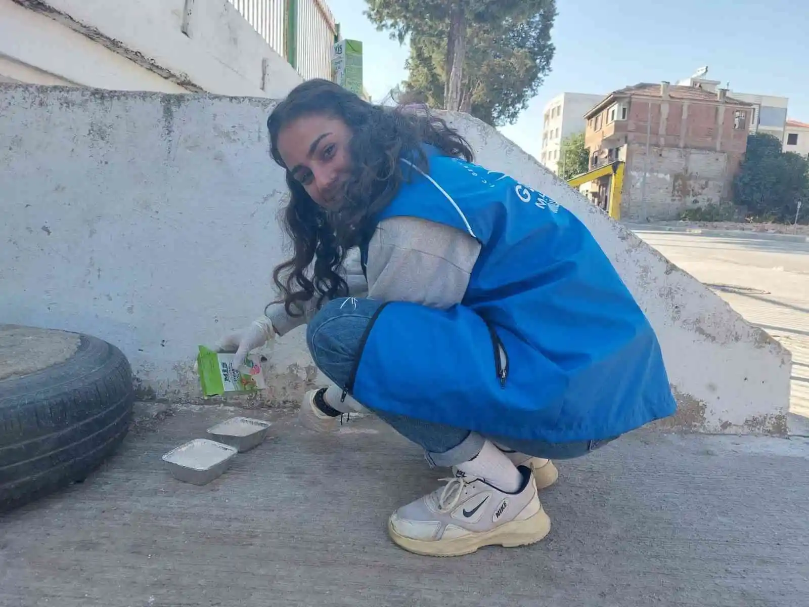Germencikli gençler sokak hayvanlarını unutmadı