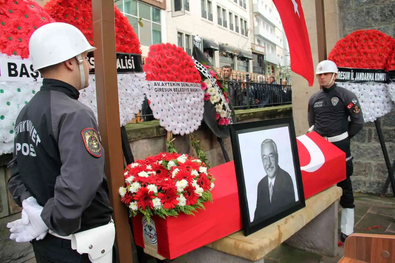 Giresun eski milletvekili ve Sağlık Bakanlığı müsteşarı Ergun Özdemir'e son görev