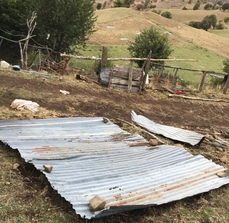 Giresun'un Alucra ilçesinde etkili olan fırtına çatıları uçurdu
