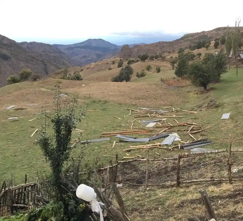 Giresun’un Alucra ilçesinde etkili olan fırtına çatıları uçurdu
