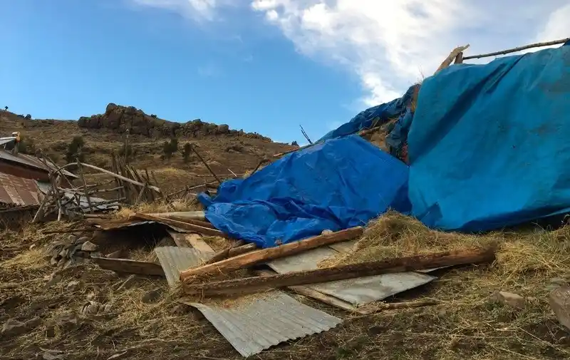 Giresun’un Alucra ilçesinde etkili olan fırtına çatıları uçurdu
