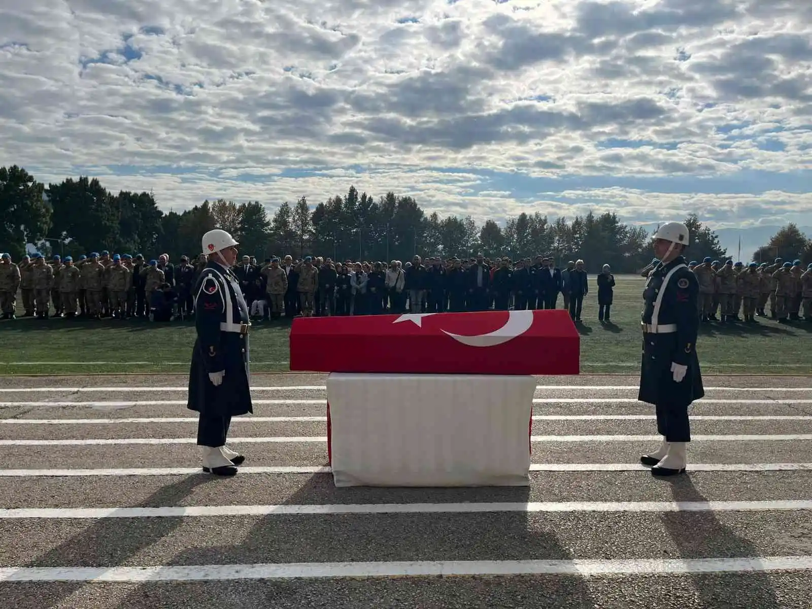 Görevi başında kalp krizi geçiren astsubay törenle son yolculuğuna uğurlandı
