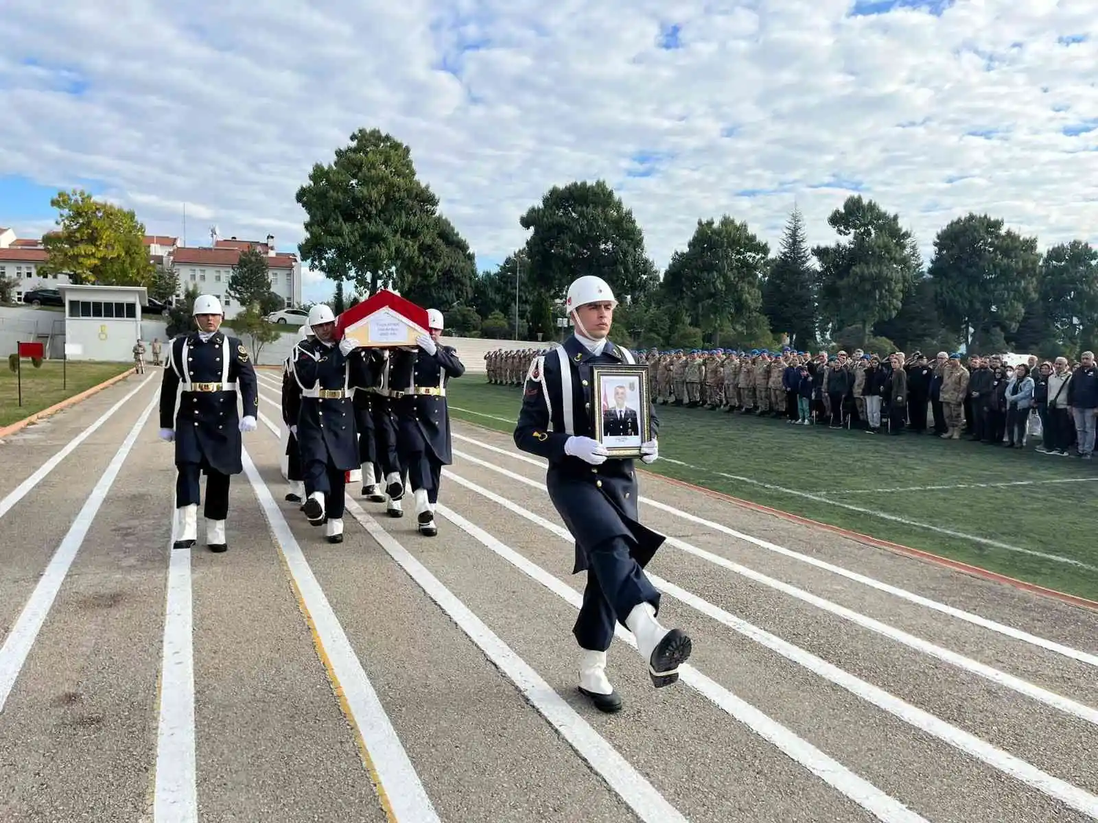 Görevi başında kalp krizi geçiren astsubay törenle son yolculuğuna uğurlandı
