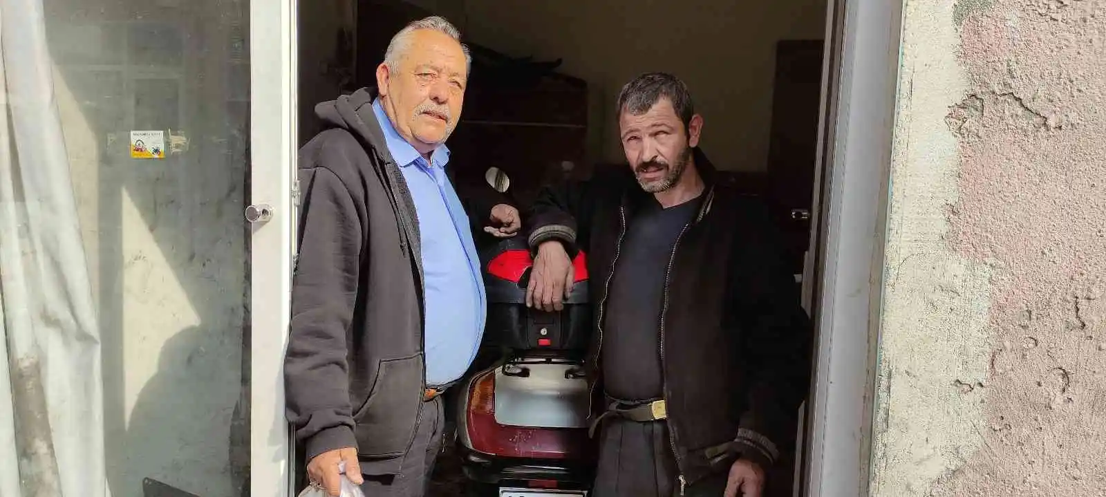 Gözleri görmüyor, hissederek 20 yıldır motosiklet tamir ediyor
