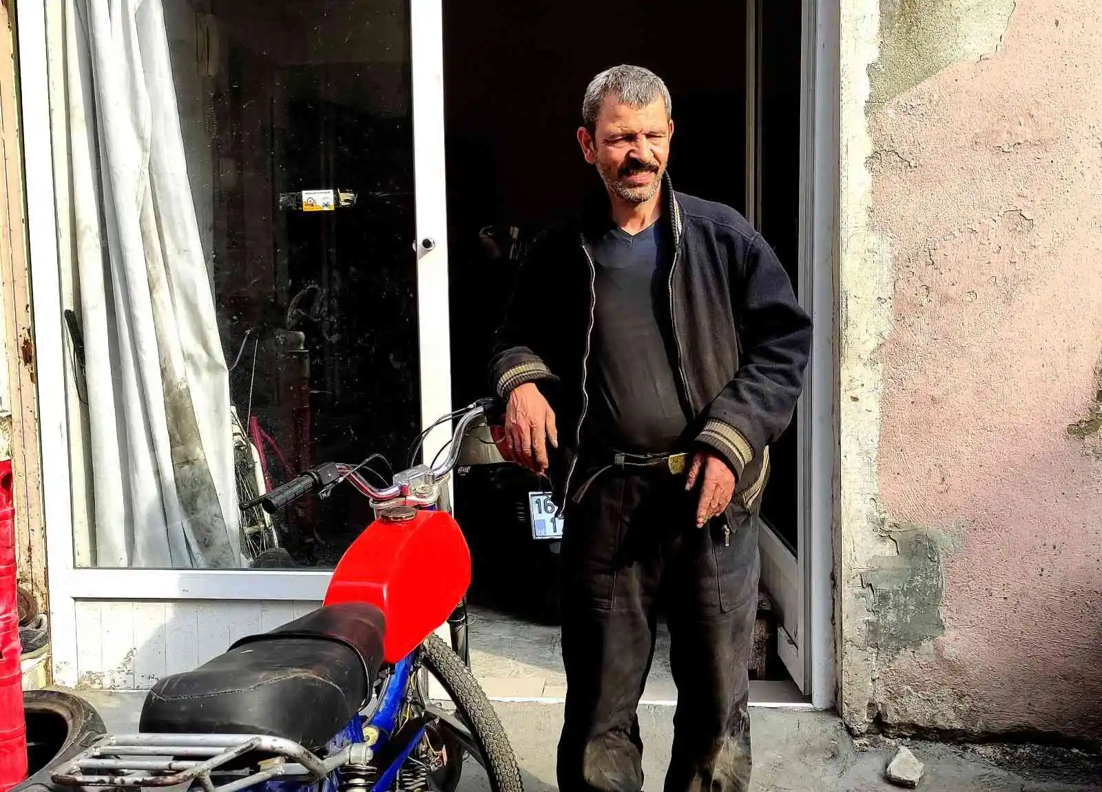 Gözleri görmüyor, hissederek 20 yıldır motosiklet tamir ediyor
