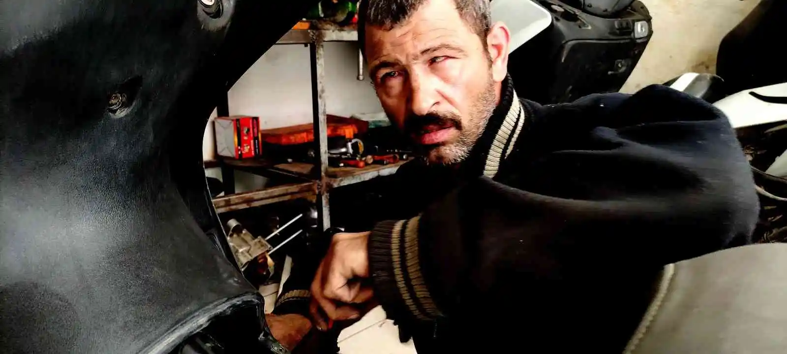 Gözleri görmüyor, hissederek 20 yıldır motosiklet tamir ediyor
